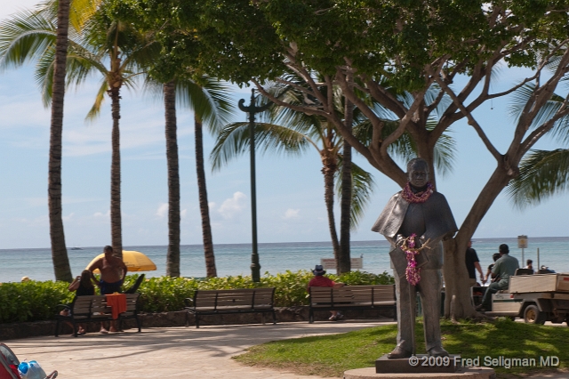 20091031_115309 D300.jpg - Waikiki Beach is famous for the statue of Duke Kahanamoku, a Hawaiin surfer and Olympic swimmer,  I passed the Beach in a trolley and snapped this photo thinking that it is the Duke.  It does not look like the Duke statue, so who is this?